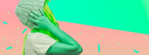 La RSE ? Surtout un enjeu d'image pour les entreprises Une femme à la peau verte dont le visage a été remplacé par un halo de lumière