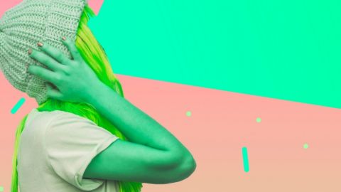 Une femme à la peau verte dont le visage a été remplacé par un halo de lumière