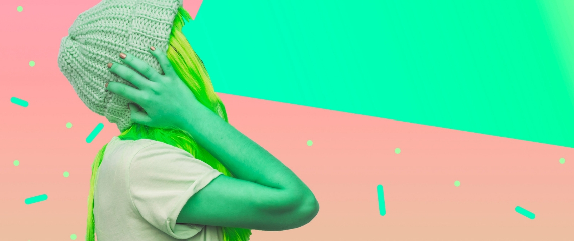La RSE ? Surtout un enjeu d'image pour les entreprises Une femme à la peau verte dont le visage a été remplacé par un halo de lumière