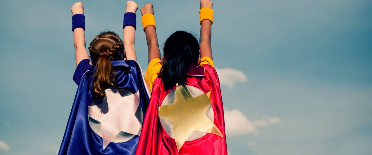 Comment optimiser son SEO et son SEA conjointement ? Deux petites filles habillées en super-héroïnes de dos