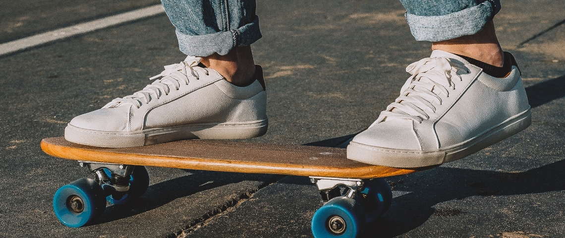 La start-up SafeSize annonce une levée de fonds de 10 millions d'euros Des baskets blanches sur un skateboard