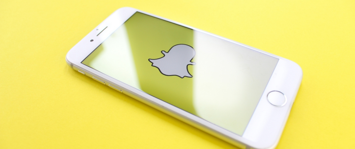 Les audiences mensuelles de Snapchat en France Un smartphone avec l'application Snapchat