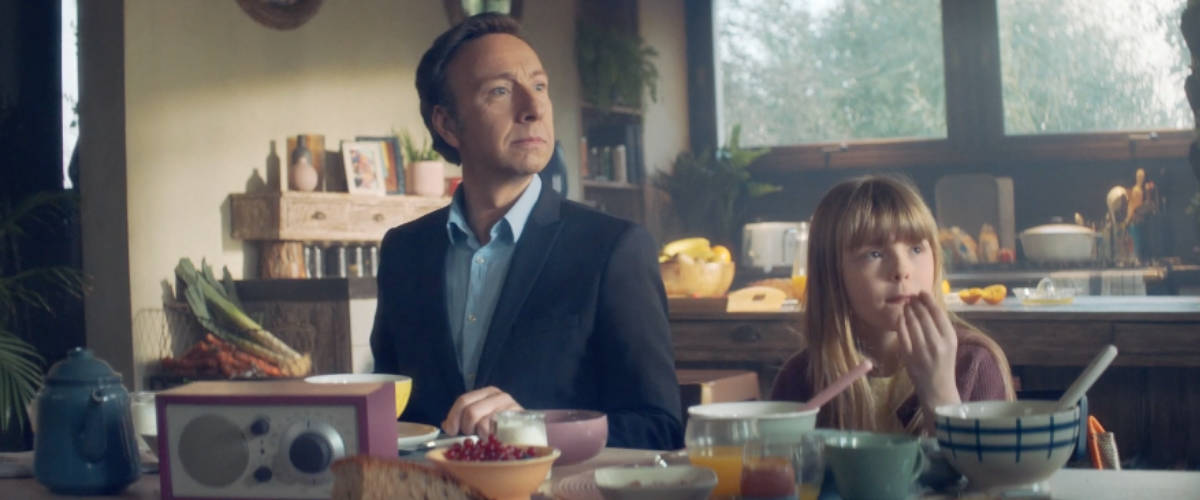 Stéphane Bern s'invite chez vous Stéphane Bern et une petite fille en train de prendre le petit-déjeuner