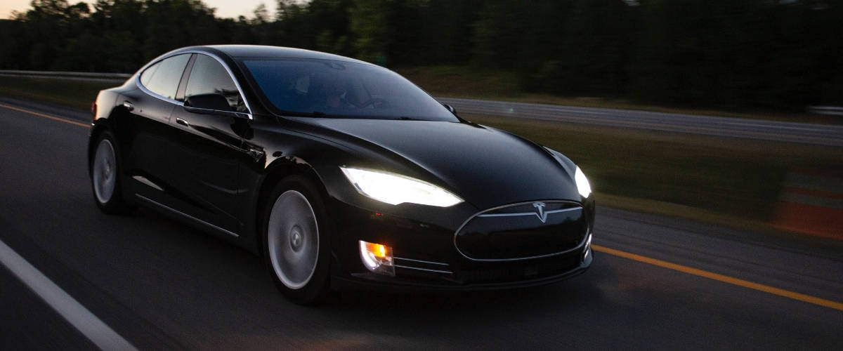 Tesla offre une voiture à deux hackers Une voiture Tesla sur la route