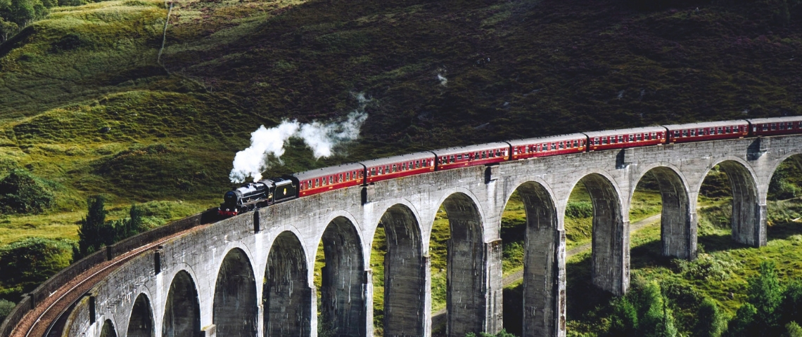 Acheter ses billets de train sur facebook messenger Un train sur un pont