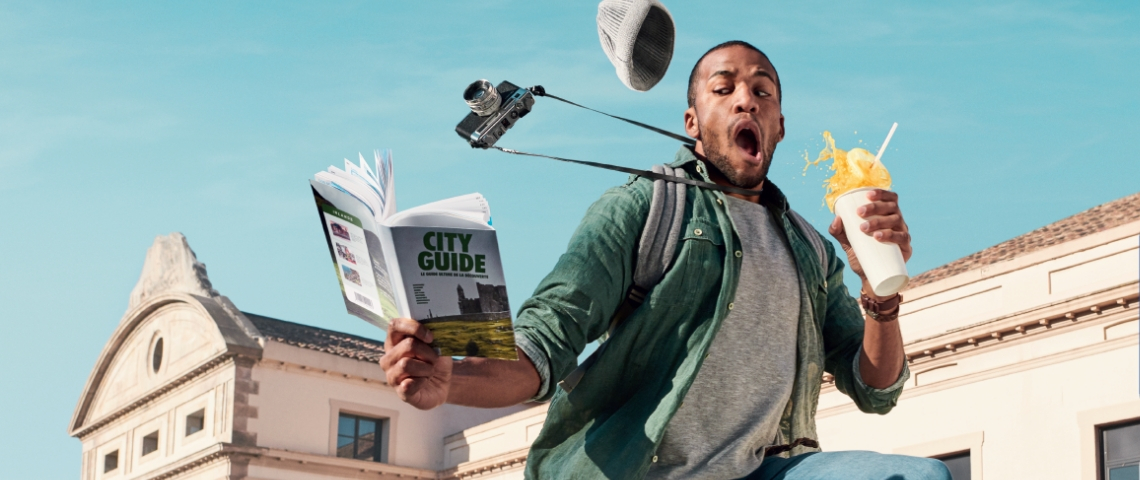 Transavia lance la campagne Stop and Chill Un homme qui court en buvant un soda