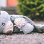 Ours en peluche abandonné sur le trottoir