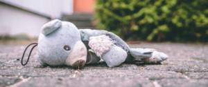 Ours en peluche abandonné sur le trottoir