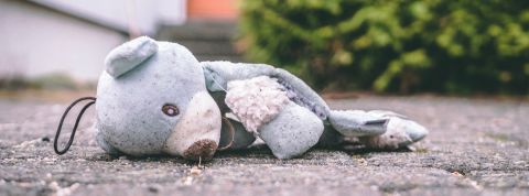 Google tue ses applis et fait de la peine Ours en peluche abandonné sur le trottoir