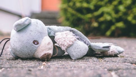 Ours en peluche abandonné sur le trottoir
