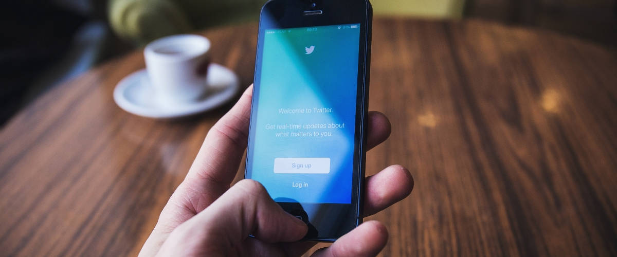 Twitter lance un mode encore plus sombre Un smartphone sur l'application Twitter