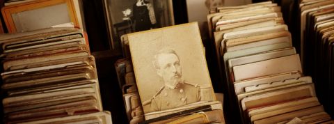 Vos vielles photos viennent alimenter les intelligences artificielles un tas de photographies vintage en noir et blanc