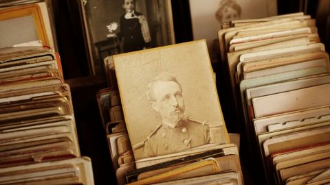 un tas de photographies vintage en noir et blanc