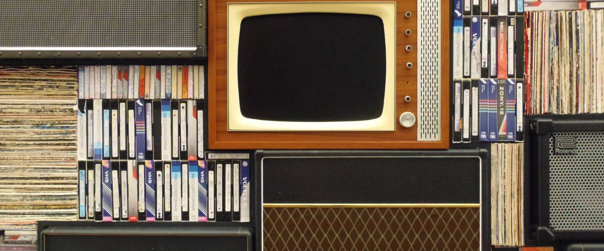 Ground Controle présente le festival « Les médias, le monde et nous » Une vielle télévision et des cassettes