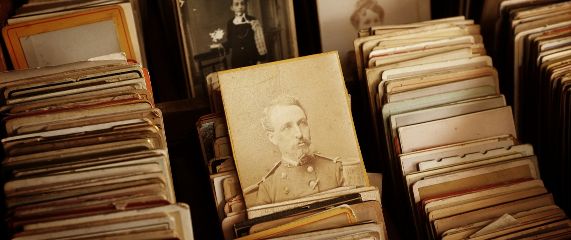 Vos vielles photos viennent alimenter les intelligences artificielles un tas de photographies vintage en noir et blanc