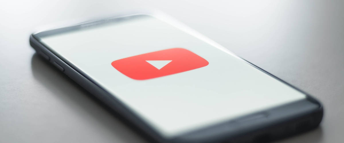 37% du traffic internet mobile provient de YouTube Un smartphone avec le logo de YouTube sur l'écran