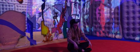 Palais de Tokyo réalité virtuelle Jeune femme assise par terre dans un musée avec un casque de réalité virtuelle.