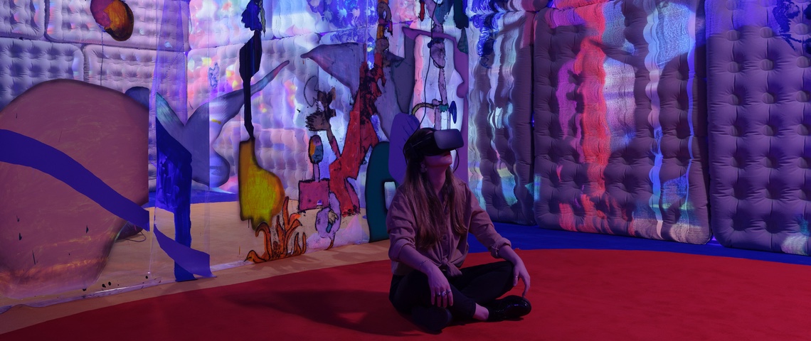 Palais de Tokyo réalité virtuelle Jeune femme assise par terre dans un musée avec un casque de réalité virtuelle.