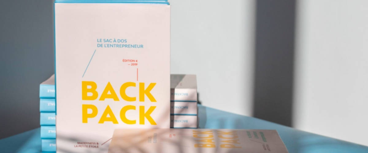 Maddyness et la Petite Étoile lancent la 4ème édition du Backpack de l'entrepreneur Livre sur table Backpak