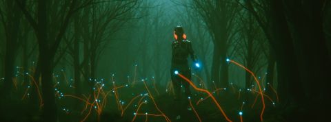 Flippant 8 Les technos de la tech qu'on espère ne jamais voir Femme robotique marchant dans une forêt à la lueur verte inquiétante.