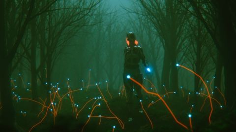 Femme robotique marchant dans une forêt à la lueur verte inquiétante.