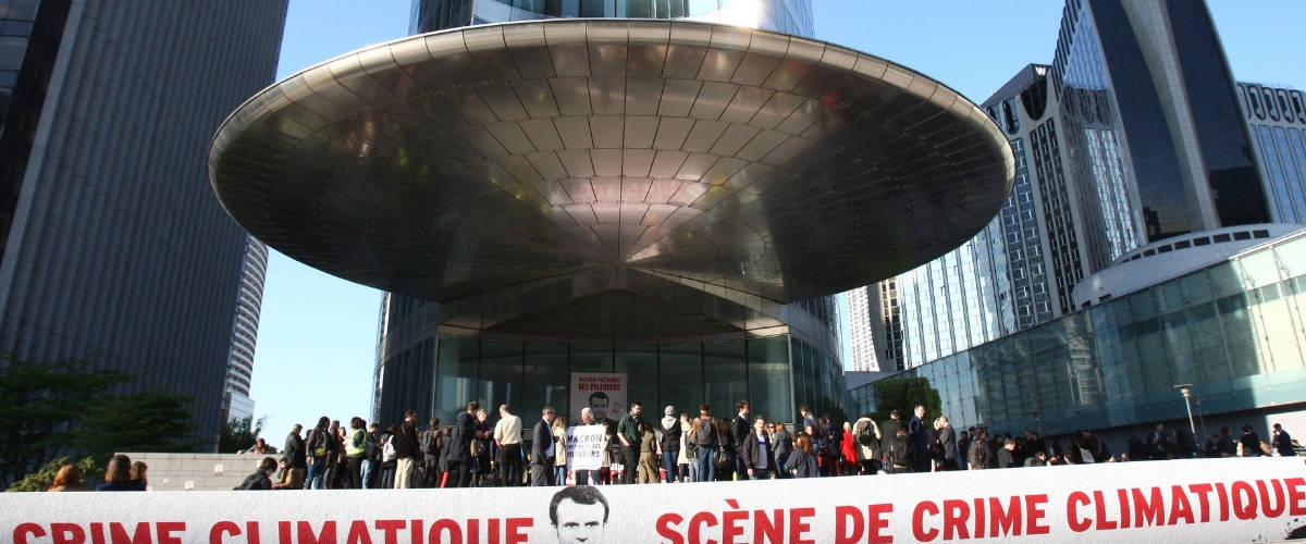 Amis de la Terre, Action Non-violente et Greenpeace bloquent La Défense Manifestant Greenpeace devant une des tours de La Défense