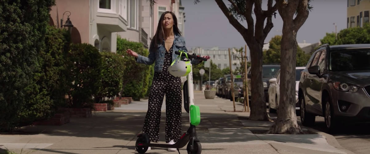 Oui, il est possible que votre trotinette Lime vous insulte Jeune femme sur un trottinette Lime