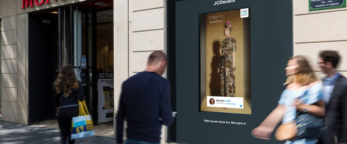 Monoprix et JCDecaux lance la première campagne interactive et sociale en vitrine Un homme devant une vitrine Monoprix
