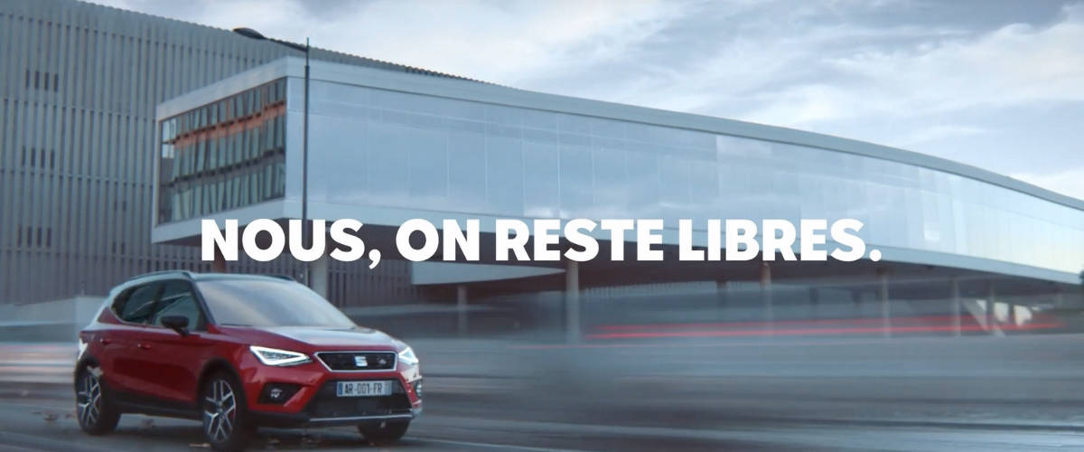SEAT lance la première voiture sans engagement en France Voiture rouge Seat avec une phrase - Nous, on reste libre -