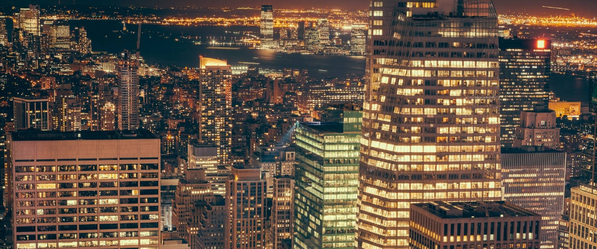 Airbnb signe avec la Rockfeller Center et s'installe en plein New York Skyline de nuit du quartier d'affaires de New York City