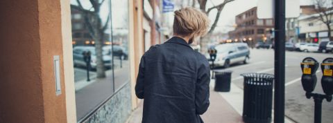 Les podcast - parlé marché - un homme vue de dos dans la rue