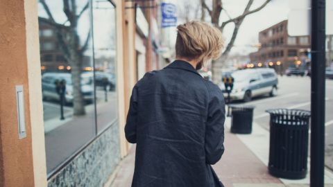 un homme vue de dos dans la rue