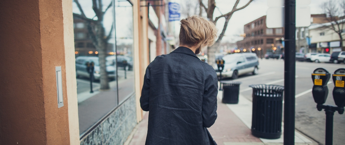 Les podcast un homme vue de dos dans la rue