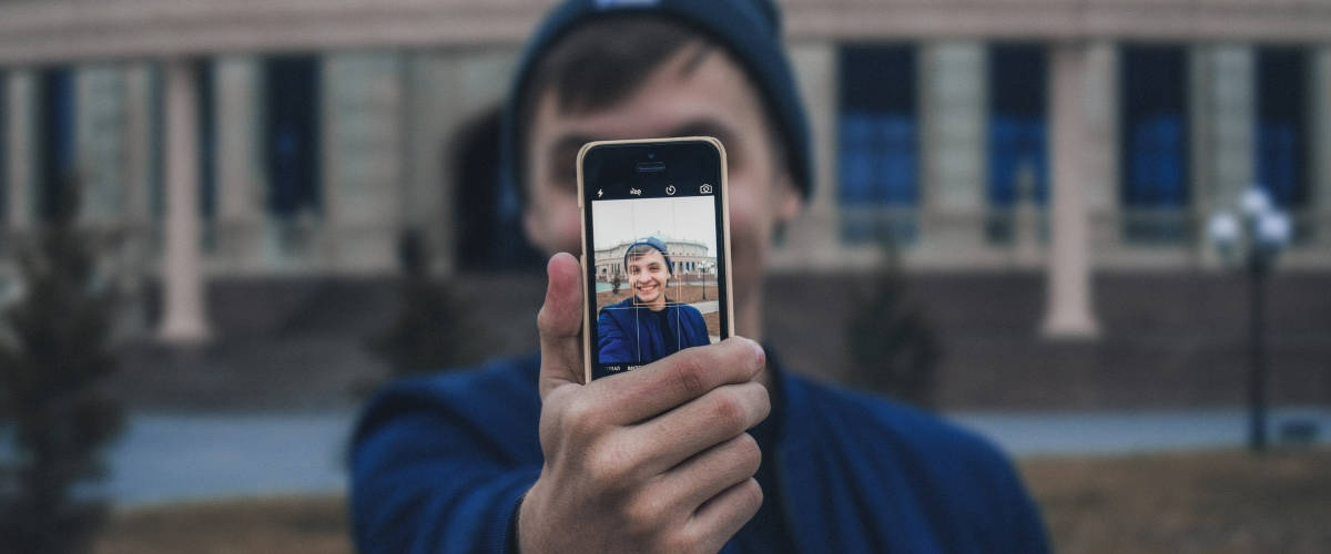 Amazon impose à ses livreurs de prendre des selfies Homme se prenant un selfie