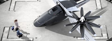 Voitures volantes, open data, à quoi ressemble la mobilité urbaine de 2030 Une famille embarque dans un véhicule volant futuriste