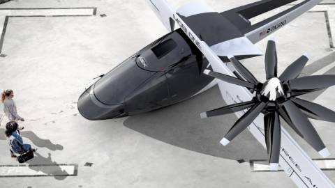 Une famille embarque dans un véhicule volant futuriste