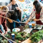 Des femmes en train de participer à un atelier botanique