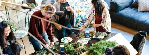 Travailler moins pour sauver le monde Des femmes en train de participer à un atelier botanique