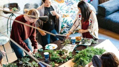 Des femmes en train de participer à un atelier botanique