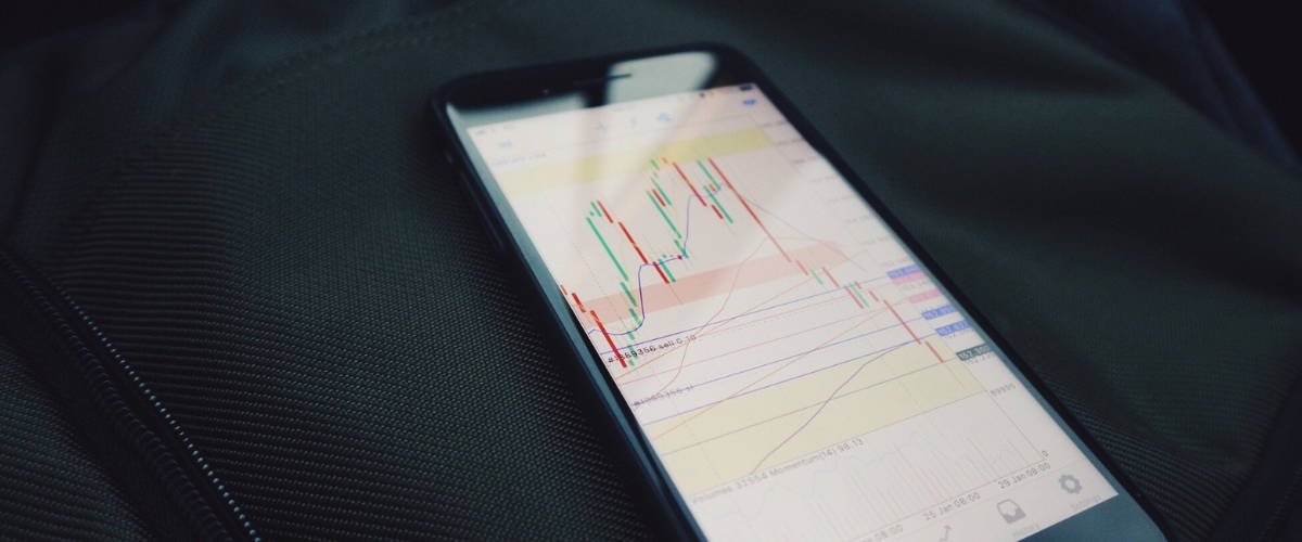 Le Bitcoin repart à la hausse Un smartphone avec des graphiques