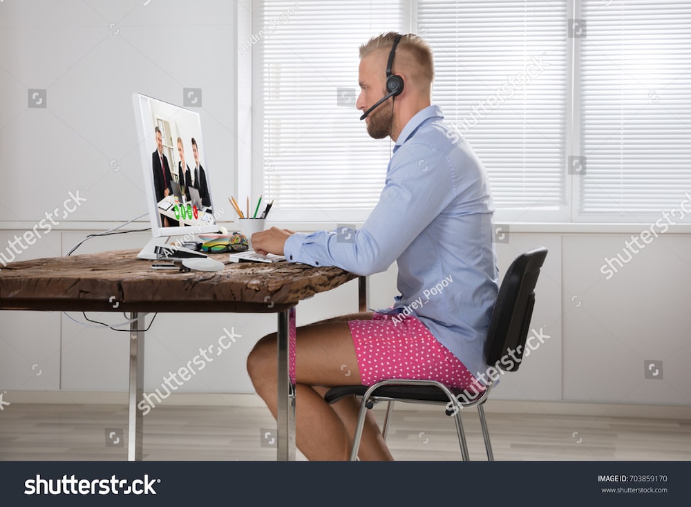 un homme au bureau en caleçon