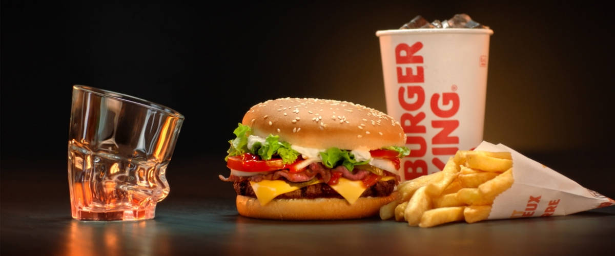 Les verres s'enflamment chez Burger King Un whooper avec un verre grillé à côté