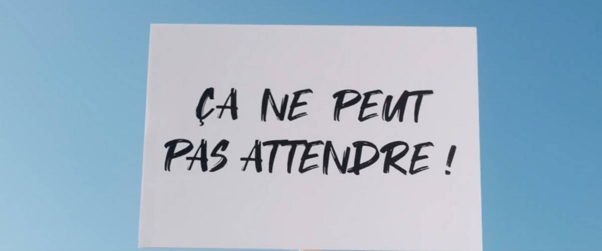 La nouvelle saga Castorama Un panneau avec écrit « ça ne peut pas attendre ! »