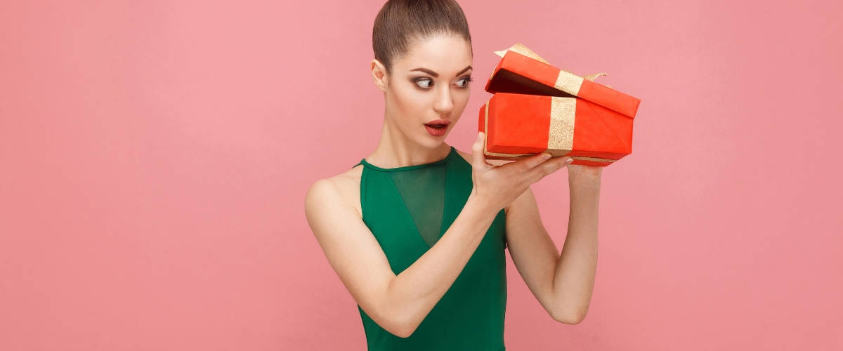 5 raisons d'offrir des objets personnalisés à vos employés Une femme qui regarde dans un cadeau