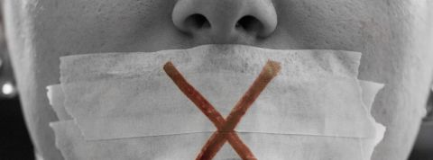 Trois journalistes ont été convoqués par la DGSI un gros plan sur une bouche bâillonnée