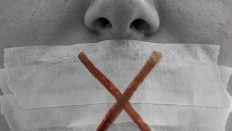 un gros plan sur une bouche bâillonnée