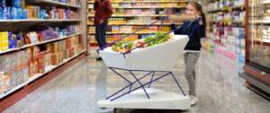 Petite fille poussant un chariot Ford dans un supermarché