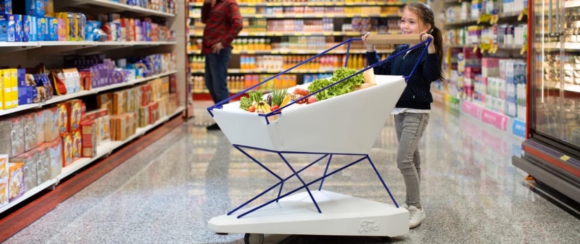 Technos de l'automobile détournées Petite fille poussant un chariot Ford dans un supermarché
