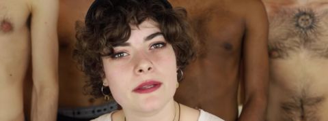 Quand YouTube censure des tétons, c'est toujours ceux des femmes Une jeune femme qui parle devant des homme torse nus