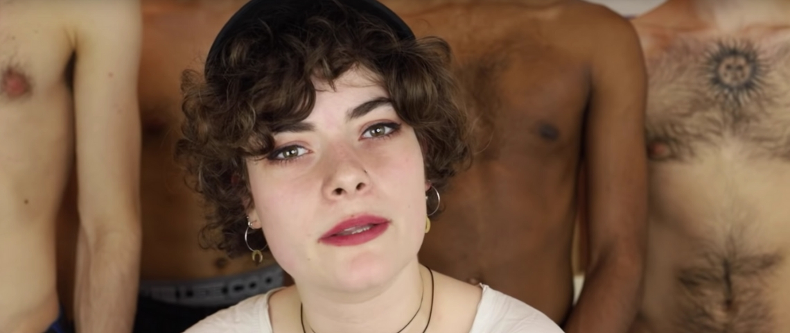 Quand YouTube censure des tétons, c'est toujours ceux des femmes Une jeune femme qui parle devant des homme torse nus